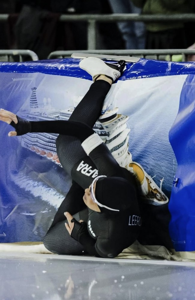 Momen haru dialami atlet ice skating asal Belanda, Jutta Leerdam, saat terjatuh di nomor 1.000 meter dalam ajang seleksi Olimpiade Musim Dingin.  Foto: dok. Instagram @JuttaLeerdam
