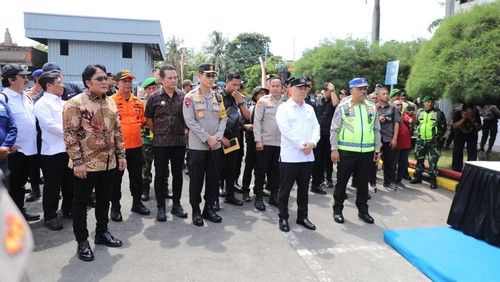 Kapolda Bali, Irjen Daniel Adityajaya (tengah), mendampingi kunjungan Menhub dan Kakorlantas ke Pelabuhan Gilimanuk, Jembrana, Senin (29/12/2025). (Dok. Polda Bali)
