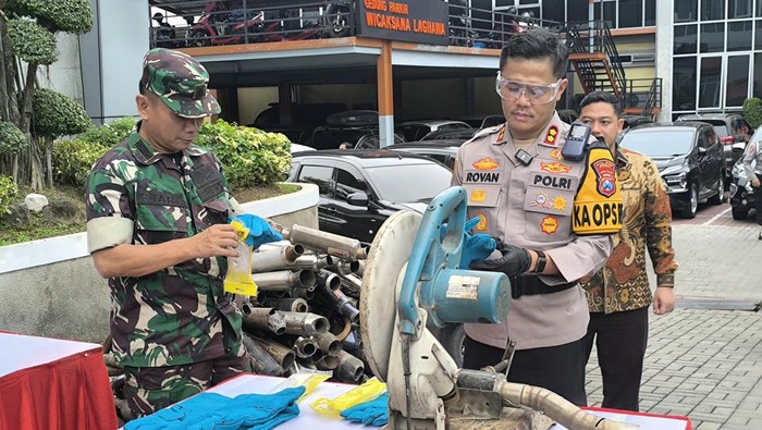 Jelang Tahun Baru, Knalpot Brong dan Miras di Gresik Dimusnahkan