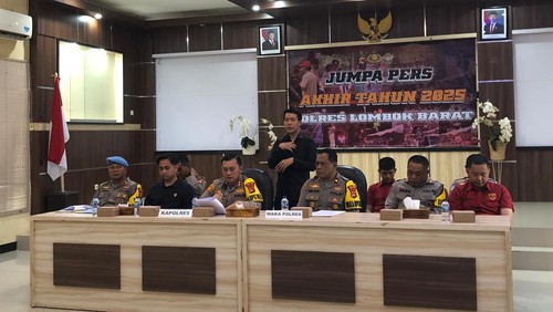 Kapolres Lombok Barat, AKBP Yasmara Harahap, memimpin konferensi pers hasil pengungkapan kasus 2025, Selasa (30/12/2025). (M. Zahiruddin/detikBali)