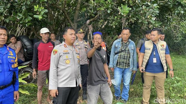 Kapolres Pangandaran AKBP Andri Kurniawan memantau insiden penerjun payung jatuh. Kapolres Pangandaran AKBP Andri Kurniawan memantau insiden penerjun payung jatuh.