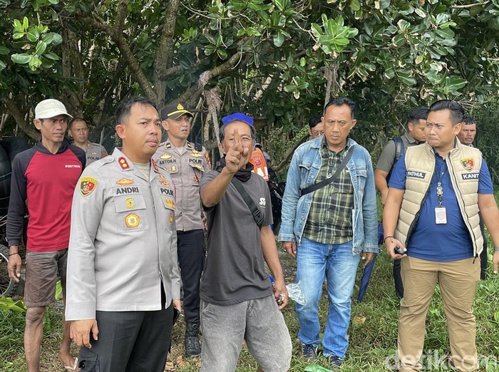 Kapolres Pangandaran AKBP Andri Kurniawan memantau insiden penerjun payung jatuh.