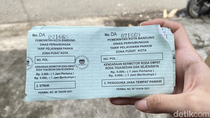 Kenali Ciri Jukir Resmi Bandung: Seragam dan Warna Karcis