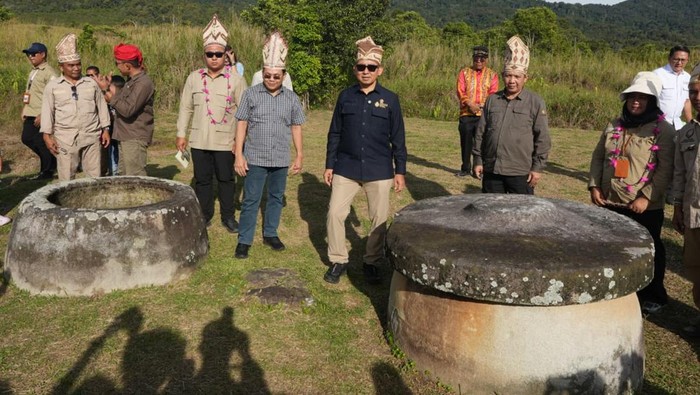 Tinjau Situs Lore Lindu, Menbud Tekankan Pelestarian Warisan Prasejarah