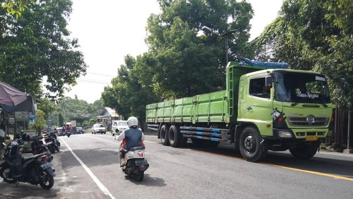 Kendaraan berat melintas di Jalur Denpasar-Gilimanuk, tepatnya di Desa Samsam, Kerambitan, Tabanan, Selasa (30/12/2025). (Krisna Pradipta/detikBali)
