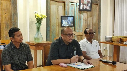 Kepala PN Denpasar Iman Luqmanul Hakim (tengah), Wakil PN Denpasar Putu Gde Novyartha (kiri) dan Jubir PN Denpasar Wayan Suarta (kanan) di Denpasar.