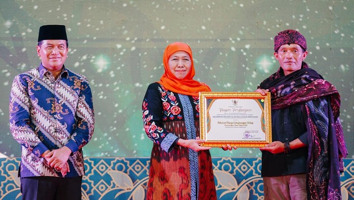 Pesan Khofifah Saat Serahkan Penghargaan Lingkungan Hidup Jatim 2025