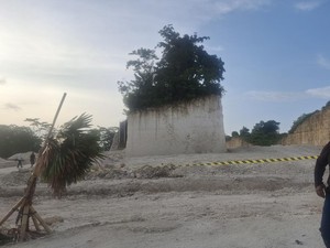 Terpopuler: Geger Pura di Tengah Pengerukan Bukit Kapur Kampial