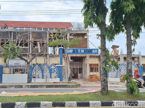 Kondisi revitalisasi di SMPN 17 Mataram yang hingga kini proyek revitalisasinya belum juga selesai