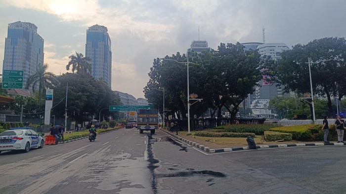 Massa Buruh Tolak UMP Bubar, Lalin di Jalan Medan Merdeka Selatan Dibuka