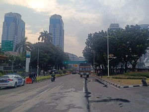 Massa Buruh Tolak UMP Bubar, Lalin di Jalan Medan Merdeka Selatan Dibuka