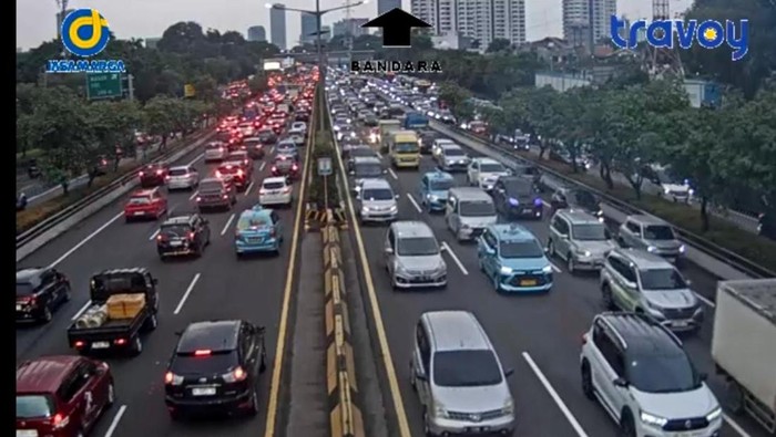 Lalu lintas di Tol Dalam Kota Jakarta mengalami kepadatan di sejumlah titik pada sore ini karena peningkatan volume kendaraan. Ini kondisi di ruas Semanggi-Senayan (dok Jasamarga)