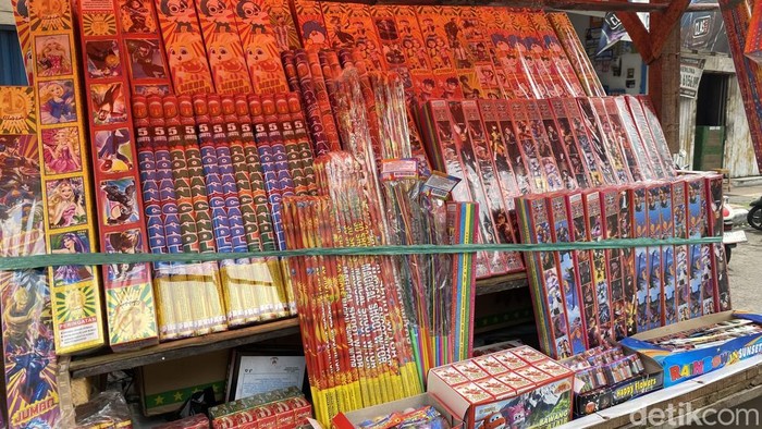 Larangan Kembang Api Dadakan, Pedagang Musiman di Bandung Menjerit