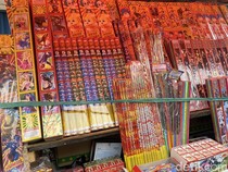 Jangan Asal Buang! Sisa Kembang Api Bisa Picu Bahaya di Rumah