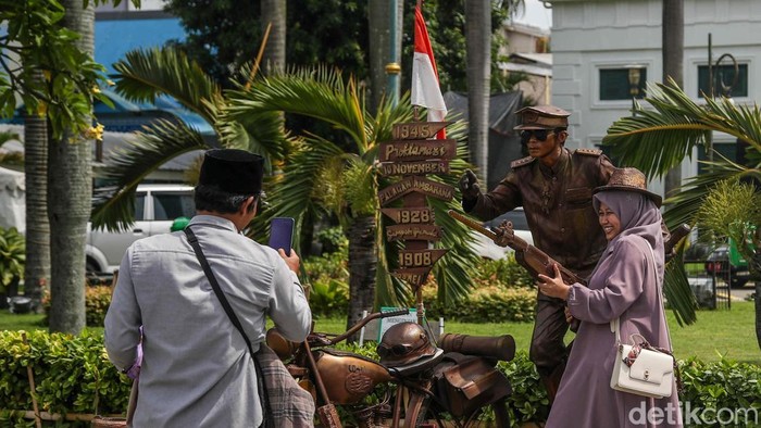 Libur akhir tahun dimanfaatkan warga untuk berwisata bersama keluarga di kawasan Kota Tua, Jakarta, Selasa (30/12/2025). Sejak pagi hari, kawasan bersejarah tersebut mulai dipadati pengunjung dari berbagai daerah yang ingin menikmati suasana liburan dengan cara sederhana namun berkesan.