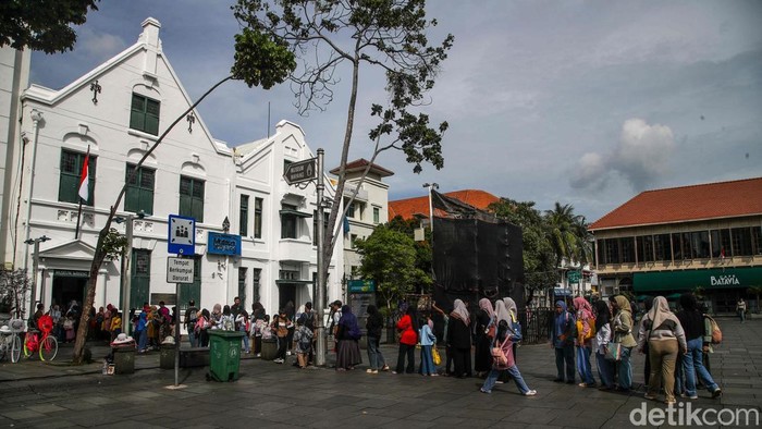Wisatawan mengunjungi Museum Wayang di kawasan Kota Tua, Jakarta Pusat, Selasa (30/12/2025). Memanfaatkan momen libur panjang, museum yang menyimpan beragam koleksi wayang dari berbagai daerah di Indonesia itu menjadi salah satu tujuan favorit wisata edukasi, baik bagi wisatawan lokal maupun rombongan keluarga yang datang bersama anak-anak.