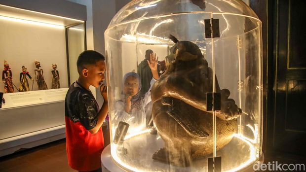 Wisatawan mengunjungi Museum Wayang di kawasan Kota Tua, Jakarta Pusat, Selasa (30/12/2025). Memanfaatkan momen libur panjang, museum yang menyimpan beragam koleksi wayang dari berbagai daerah di Indonesia itu menjadi salah satu tujuan favorit wisata edukasi, baik bagi wisatawan lokal maupun rombongan keluarga yang datang bersama anak-anak.