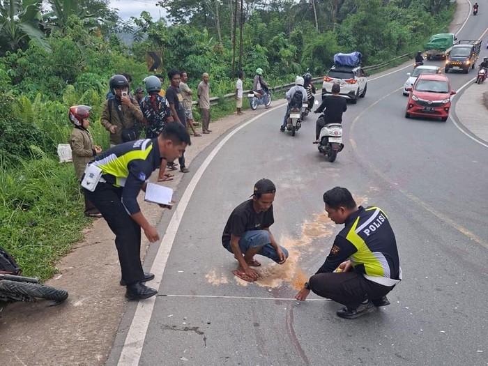 Lokasi tabrakan motor vs truk di Jalan Poros Samarinda-Bontang yang menyebabkan seorang pemotor tewas, Selasa (30/12/2025).