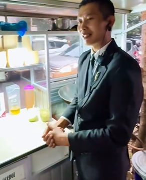 Viral! 'Paspampres' Jualan Lumpia Basah di Bandung, Jadi Langganan Artis