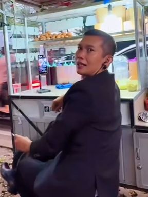 Viral! 'Paspampres' Jualan Lumpia Basah di Bandung, Jadi Langganan Artis