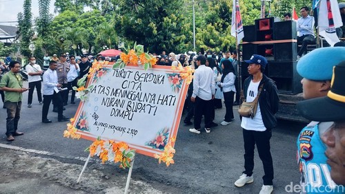 Massa honorer non data base BKN demo di depan kantor DPRD Dompu Selasa (30/12/2025). (Faruk)