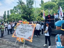 2.920 Honorer Dompu Dirumahkan, Ratusan Demo-Ancam Kemah di Kantor Bupati