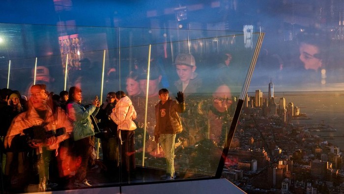 Wisatawan menikmati pemandangan Manhattan dari The Edge di Hudson Yards. Dek observasi setinggi 335 meter ini menawarkan panorama New York saat senja. REUTERS/Adam Gray