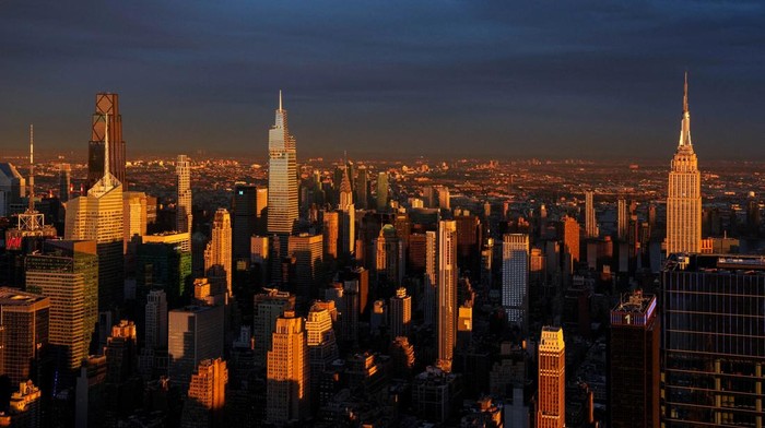 Wisatawan menikmati pemandangan Manhattan dari The Edge di Hudson Yards. Dek observasi setinggi 335 meter ini menawarkan panorama New York saat senja. REUTERS/Adam Gray
