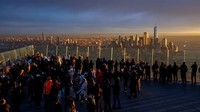Empire State Building terlihat dari The Edge, dek observasi setinggi 335 meter di kawasan Hudson Yards. Gedung Art Deco ini menjadi ikon New York sejak 1931. REUTERS/Adam Gray