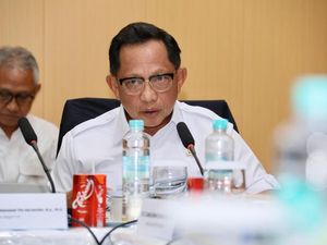 Pemerintah Ingatkan Warga Tak Salah-Gunakan Gelondongan Kayu Banjir Sumatera