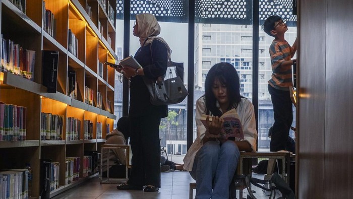 Pengunjung membaca buku di Perpustakaan Jakarta, Taman Ismail Marzuki, Jakarta, Jumat (29/12/2025). Dinas Perpustakaan dan Arsip Provinsi DKI Jakarta mencatat indeks budaya literasi masyarakat di Jakarta tahun 2025 mencapai skor 78,76 mengalami peningkatan 6,67 poin dari 72,09 pada tahun 2024 yang didorong salah satunya oleh lonjakan kunjungan perpustakaan sebesar 58,55 persen. ANTARA FOTO/Ika Maryani