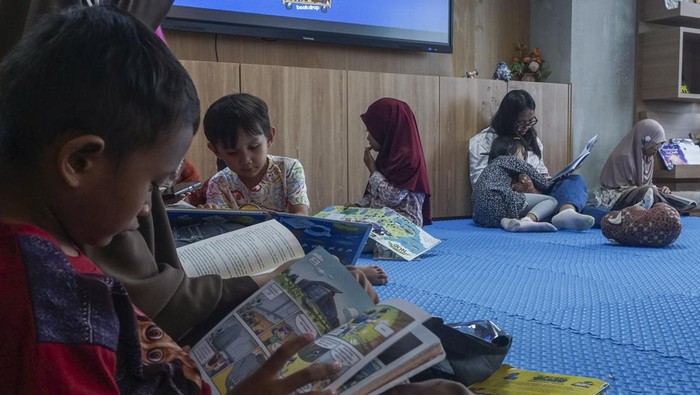Pengunjung membaca buku di Perpustakaan Jakarta, Taman Ismail Marzuki, Jakarta, Jumat (29/12/2025). Dinas Perpustakaan dan Arsip Provinsi DKI Jakarta mencatat indeks budaya literasi masyarakat di Jakarta tahun 2025 mencapai skor 78,76 mengalami peningkatan 6,67 poin dari 72,09 pada tahun 2024 yang didorong salah satunya oleh lonjakan kunjungan perpustakaan sebesar 58,55 persen. ANTARA FOTO/Ika Maryani