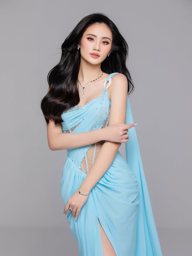 Ia menilai pekerjaan ini membantunya menerapkan ilmu kuliah, melatih komunikasi, serta membangun kepercayaan diri dan kemampuan adaptasi. Foto: Instagram/@huynhtranynhi.1806