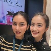 Setelah melalui proses wawancara, Huynh diterima bekerja di gerai Dior Bandara Sydney. Sebelumnya, ia juga sempat bekerja di toko sepatu. Foto: Instagram/@huynhtranynhi.1806
