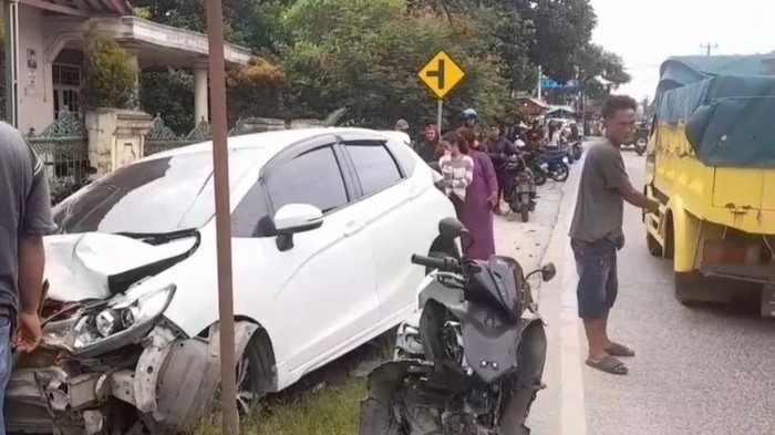 Pelajar SMA di Lebak Bawa Mobil Tabrak 3 Pemotor hingga Luka-luka