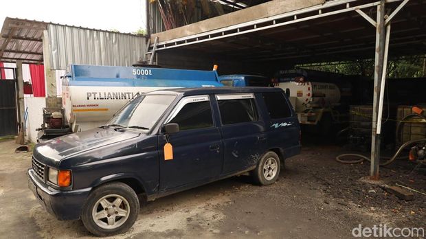 Mobil yang dikendarai Hambur saat ditangkap polisi di Jalan Pemelisan, Kelurahan Sesetan, Denpasar, seusai membeli solar di pom bensin dan sedang perjalanan menuju gudang penimbunan solar, Selasa (30/12/2025). (Aryo Mahendro/detikBali).