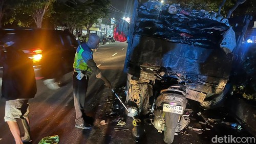 Motor tabrak truk sampah di Bypass Ngurah Rai, Senin (29/12/2025).