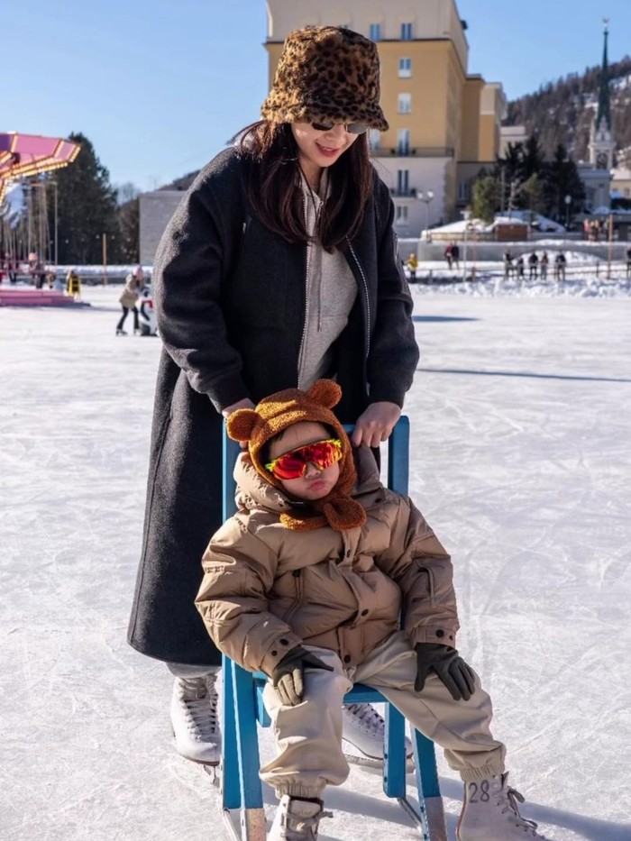 Nagita Slavina dan Nia Ramadhani main salju di Swiss.