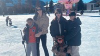 Nia Ramadhani dan Nagita Slavina ketemuan di Swiss dan menikmati liburan bersama anak-anak mereka. Foto: Instagram @raffinagita1717
