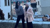 Nagita Slavina dan Nia Ramadhani menikmati waktu berdua. Mereka juga sempat berbagi cerita ketika dibuat syok dengan harga jaket Rp 1,6 miliar. Foto: Instagram @raffinagita1717