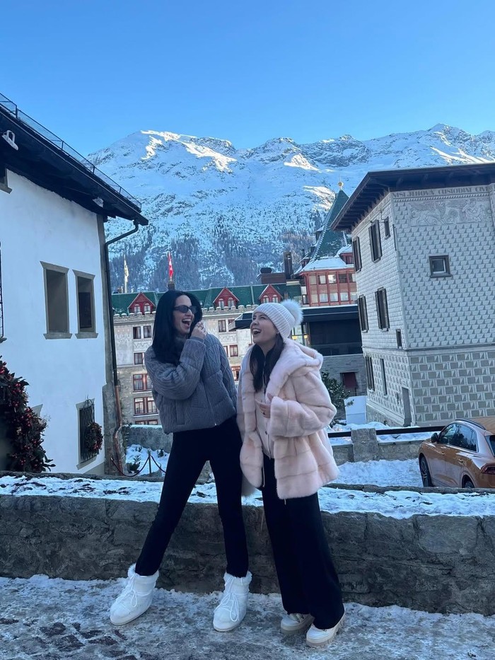 Nagita Slavina dan Nia Ramadhani di Swiss