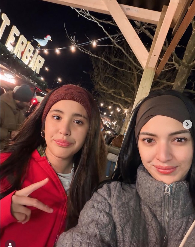 Penampilan ibu dan anak, Nia Ramadhani dan Mikhayla Bakrie memang kerap mencuri atensi. Bak pinang dibelah dua, keduanya sama-sama memiliki paras cantik yang memukau. Foto: Instagram/@ramadhaniabakrie