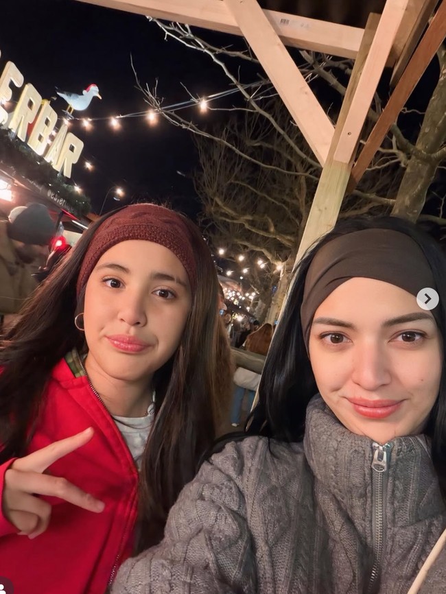 Foto Nia Ramadhani dan Mikhayla Liburan di Belanda, Ibu-Anak Cantik Maksimal