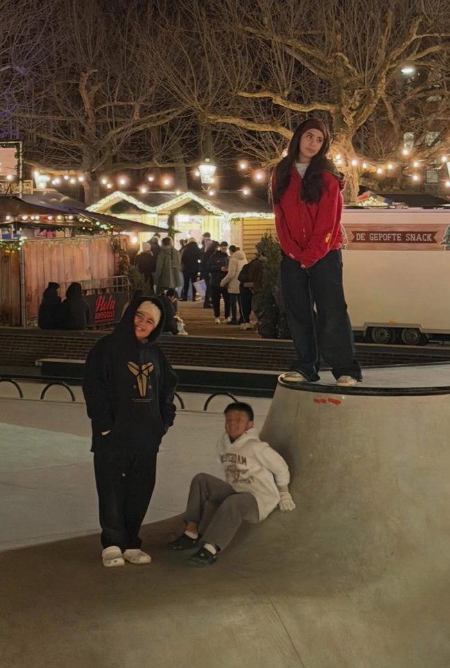 Putri sulung Nia, Mikhayla, sendiri kini sudah semakin besar. Gaya berpakaiannya yang selalu terlihat stylish juga tak kalah curi atensi. Foto: Instagram/@ramadhaniabakrie