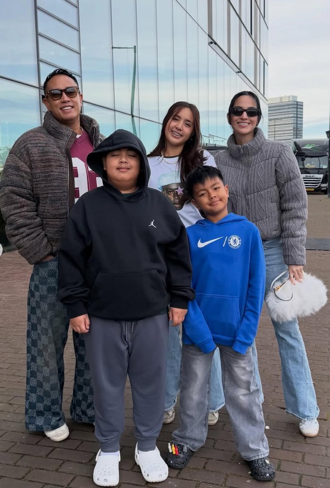 Liburan akhir tahun kali ini Nia dan keluarga memilih untuk berkeliling Eropa. Salah satu negara yang dikunjungi Nia bersama keluarga ialah Belanda. Foto: Instagram/@ramadhaniabakrie