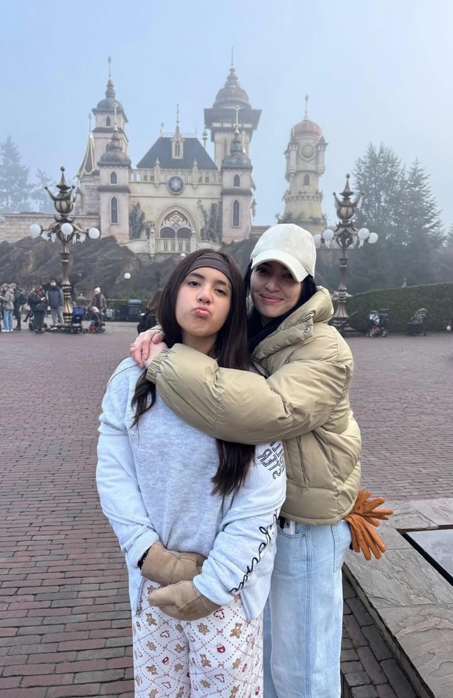 Punya tinggi yang sudah hampir sama, alih-alih ibu dan anak, Nia dan Mikha justru terlihat seperti layaknya adik-kakak. Keduanya juga terlihat selalu kompak meski memiliki jarak usia cukup jauh, yaitu 22 tahun. Foto: Instagram/@ramadhaniabakrie