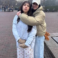 Punya tinggi yang sudah hampir sama, alih-alih ibu dan anak, Nia dan Mikha justru terlihat seperti layaknya adik-kakak. Keduanya juga terlihat selalu kompak meski memiliki jarak usia cukup jauh, yaitu 22 tahun. Foto: Instagram/@ramadhaniabakrie