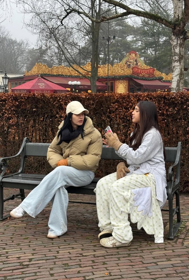 Lahir pada 2 Juni 2012, saat ini Mikha berusia 13 tahun. Sudah semakin besar, Mikha dan sang mama terlihat layaknya bestie yang sedang mengobrol dalam foto satu ini. Foto: Instagram/@ramadhaniabakrie