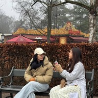 Lahir pada 2 Juni 2012, saat ini Mikha berusia 13 tahun. Sudah semakin besar, Mikha dan sang mama terlihat layaknya bestie yang sedang mengobrol dalam foto satu ini. Foto: Instagram/@ramadhaniabakrie