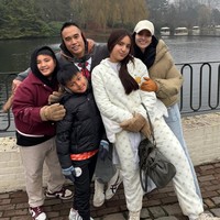 Pose bersama, keluarga Nia Ramadhani dan Ardi Bakrie tampak begitu harmonis. Kelimanya tampil simpel kenakan jaket tebal musim dingin. Foto: Instagram/@ramadhaniabakrie